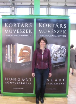 tavalyi plakátok előtt