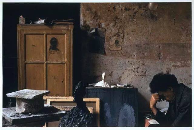 Alberto Giacometti in his atelier 1955 photo by Alexander Liberman