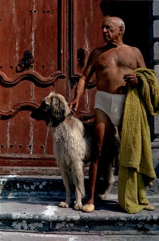 Picasso with his Afghan Hound Kabul 1959 or later on the front steps of Mas Notre-Dame-de-Vie in Mougins 1959 or later. © David Douglas Duncan