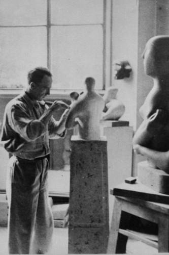 Henry Moore in his atelier - 1933