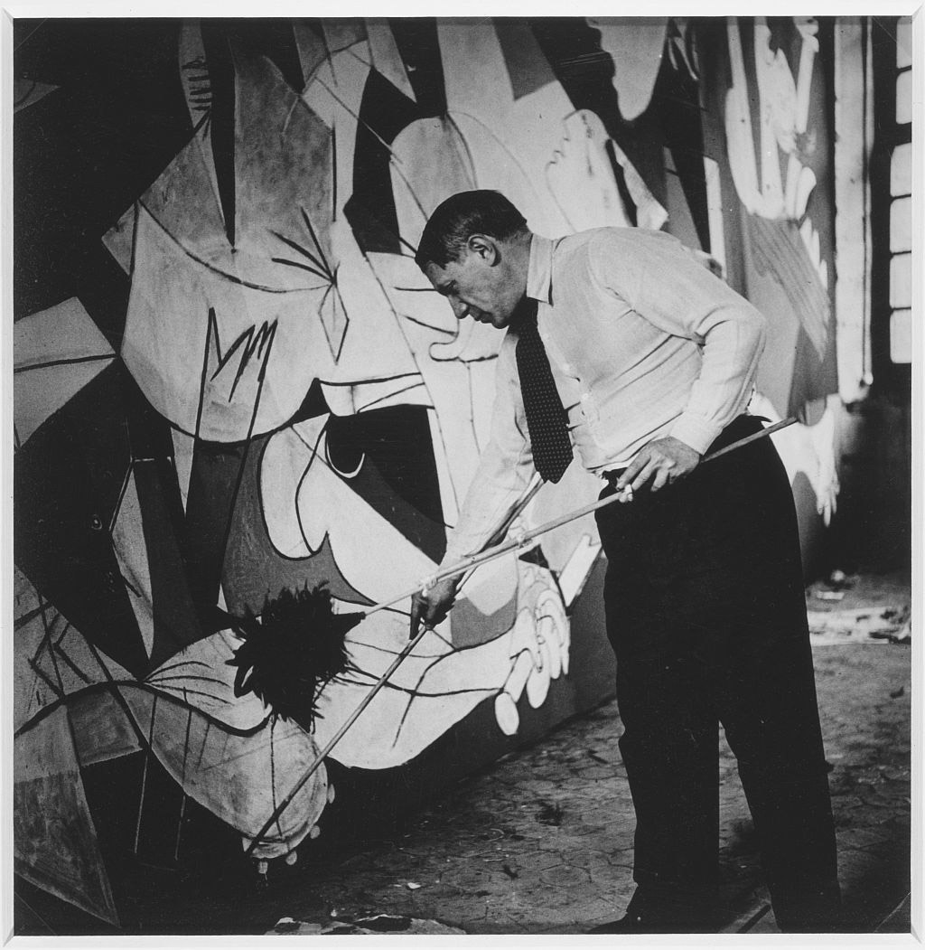 Picasso paints the Guernica in his atelier - des Grands-Augustins, 1937 - photo by Dora Maar_