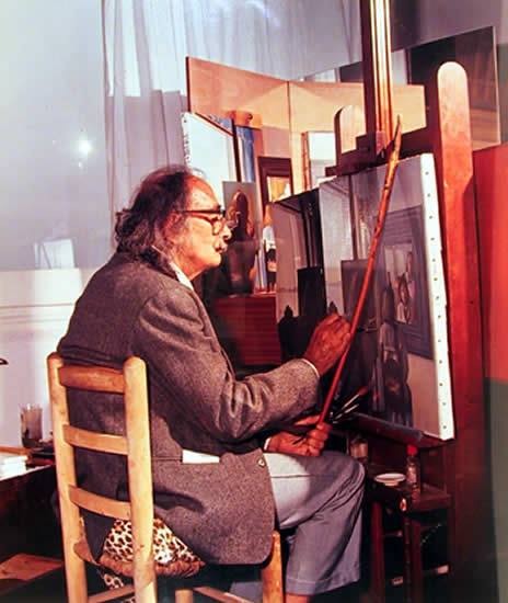 Salvador Dalí in his studio_színes