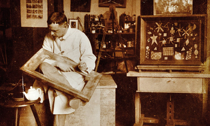 01. Paul Klee at work in Weimar, 1924 Photograph Felix Klee Klee Nachlassverwaltung, Bern