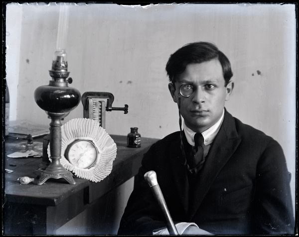 Tristan Tzara, vers 1921, Paris - photo by Man Ray