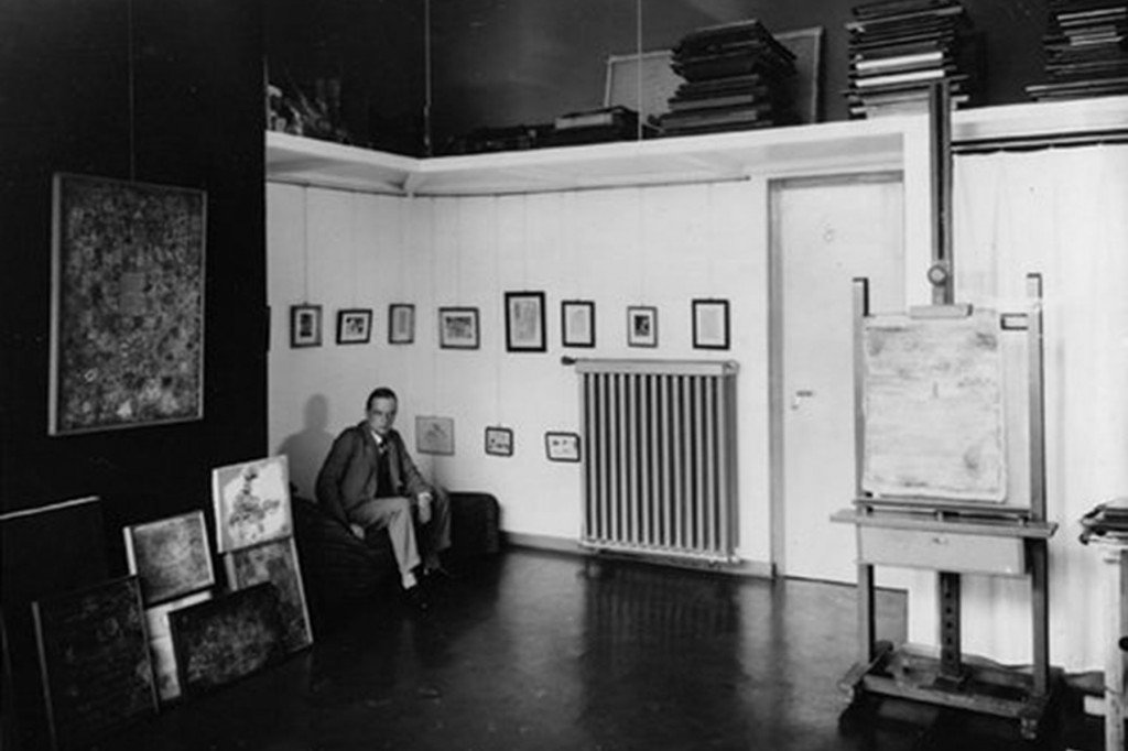 Lucia Moholy, Paul Klee in seinem Atelier im Meisterhaus, Dessau, 1927