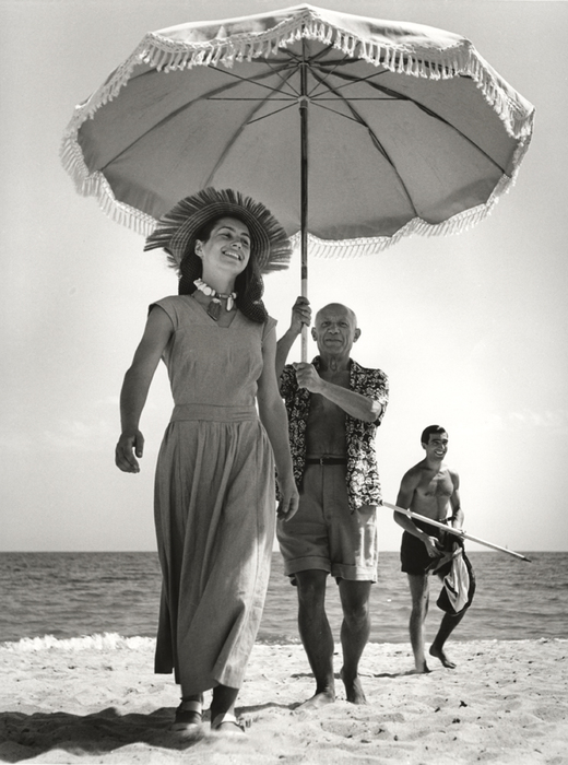 capa_robert_Pablo Picasso with Françoise Gilot and his nephew Javier Vilato, on the beach, Golfe-Juan, France August 1948