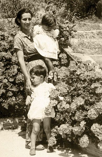 Françoise Gilot and her children Claude and Paloma Picasso in 1950