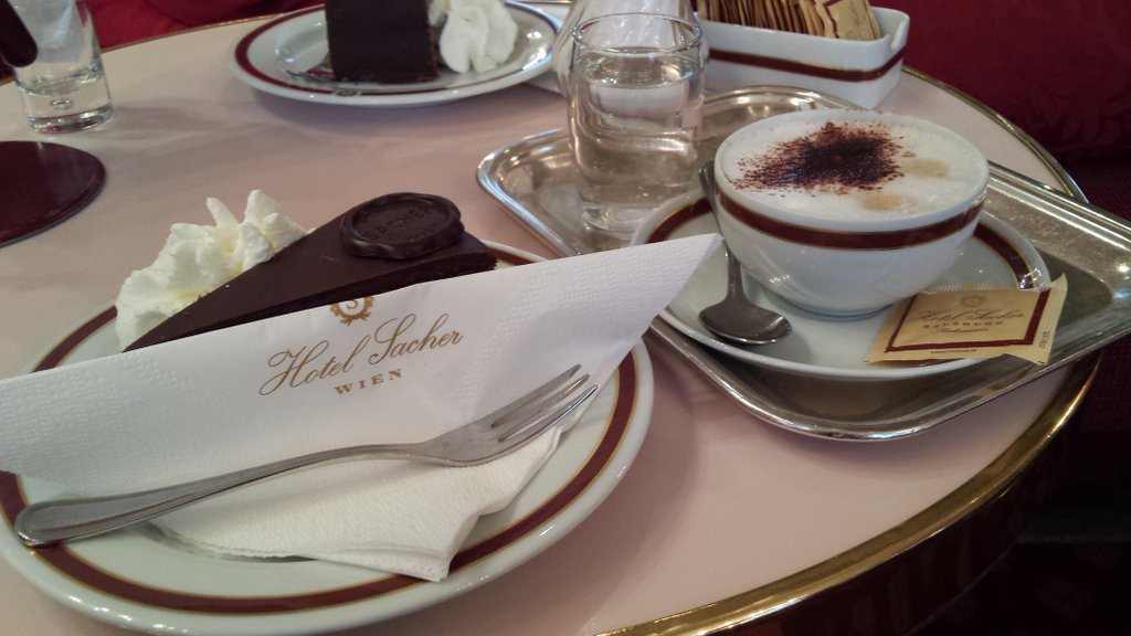 05-2016-majus-12_birthday-cake_sacher_wien