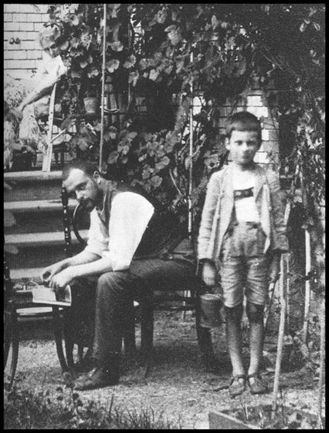 Paul Klee with his son Felix 1914