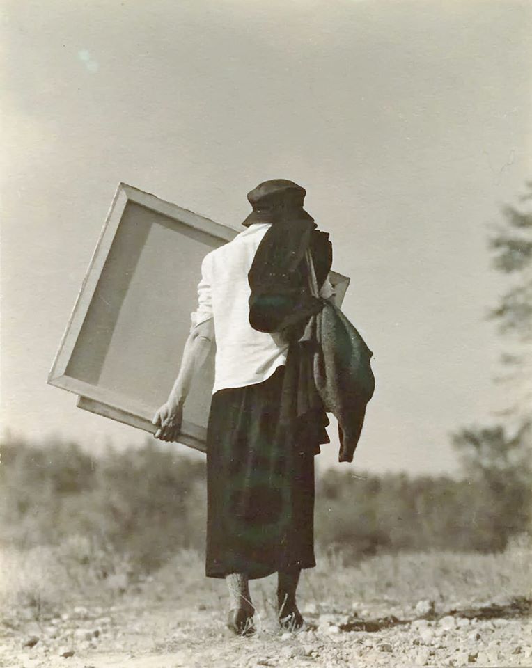 Georgia O'Keeffe carrying her canvas ca.1920 - Photo by Alfred Stieglitz